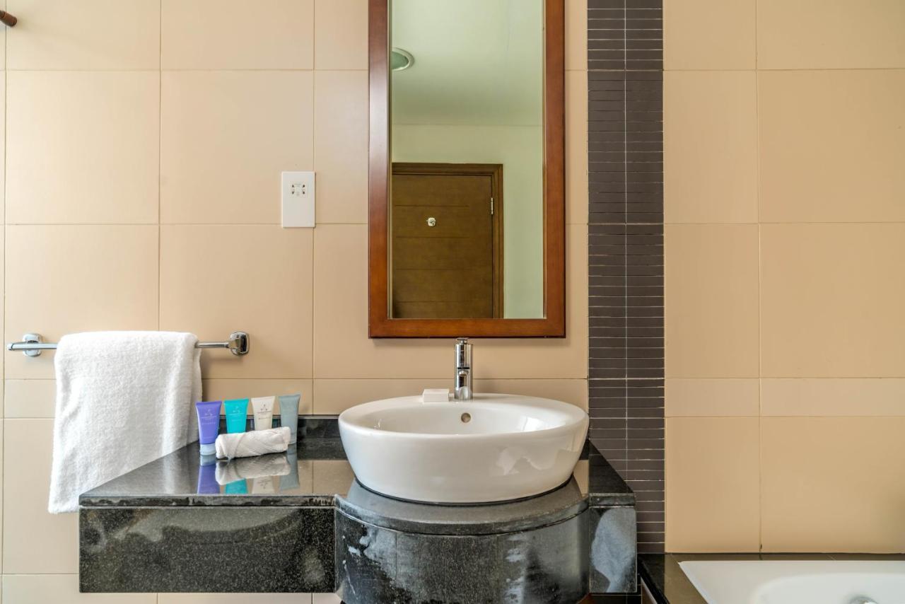 Dream Inn Apartments- West Wharf Tower Canal View Дубай Екстериор снимка