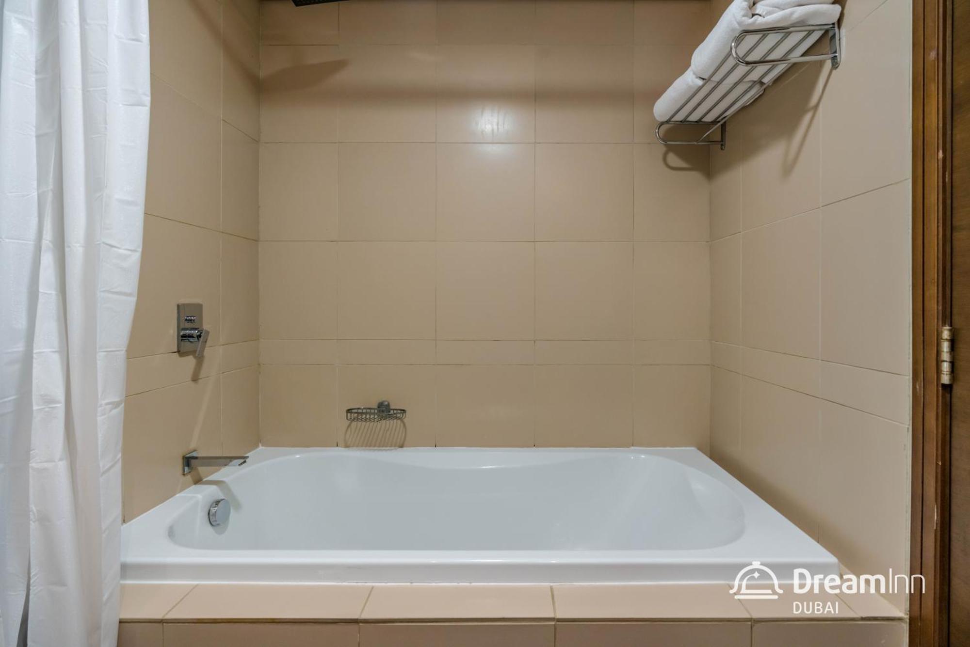 Dream Inn Apartments- West Wharf Tower Canal View Дубай Екстериор снимка
