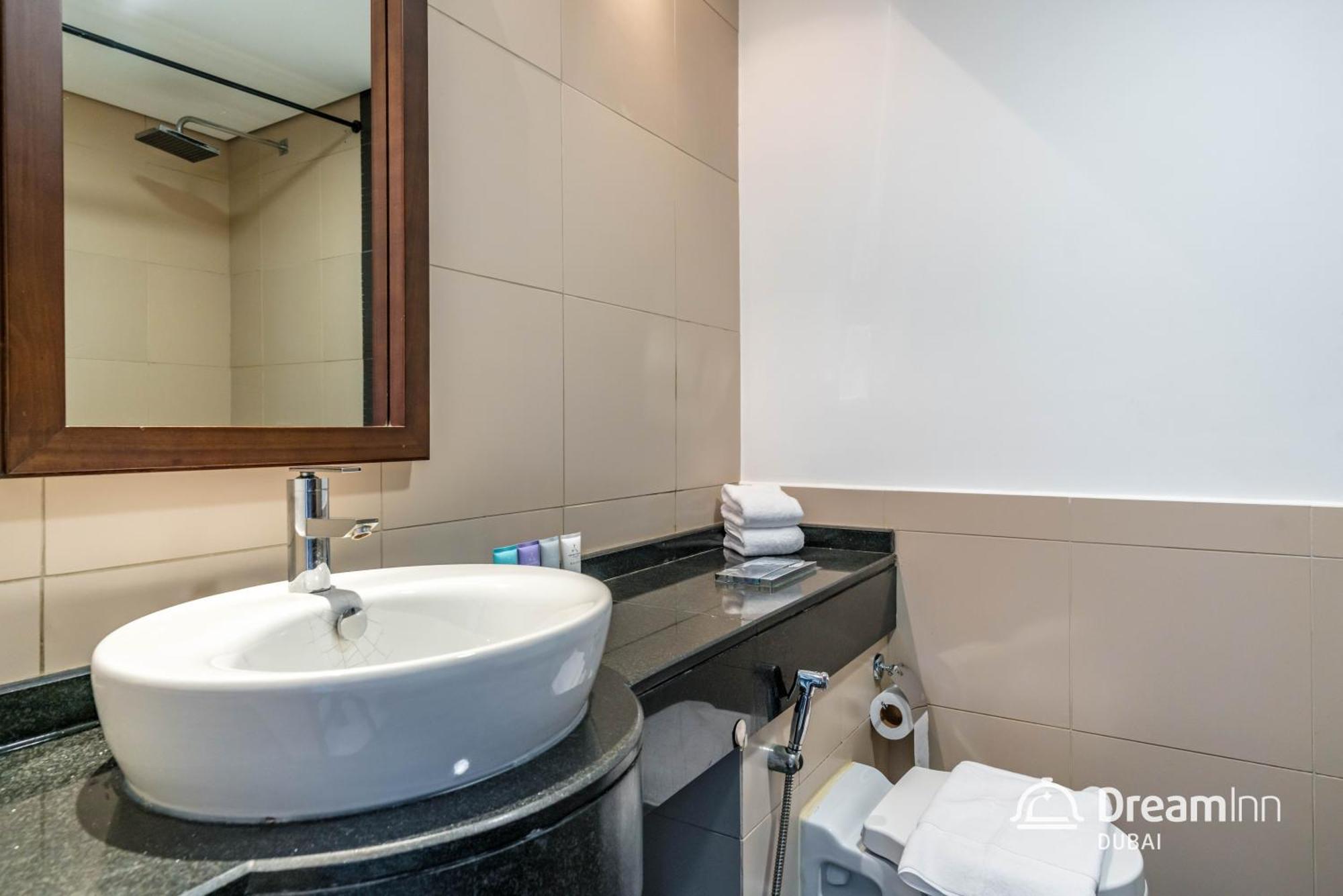 Dream Inn Apartments- West Wharf Tower Canal View Дубай Екстериор снимка