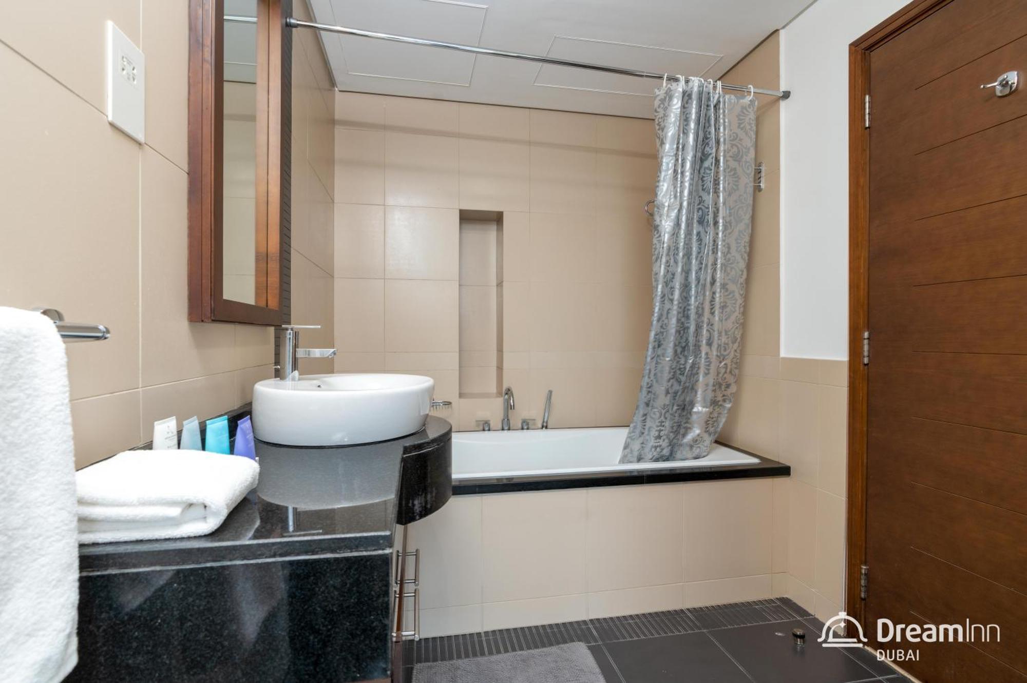 Dream Inn Apartments- West Wharf Tower Canal View Дубай Екстериор снимка